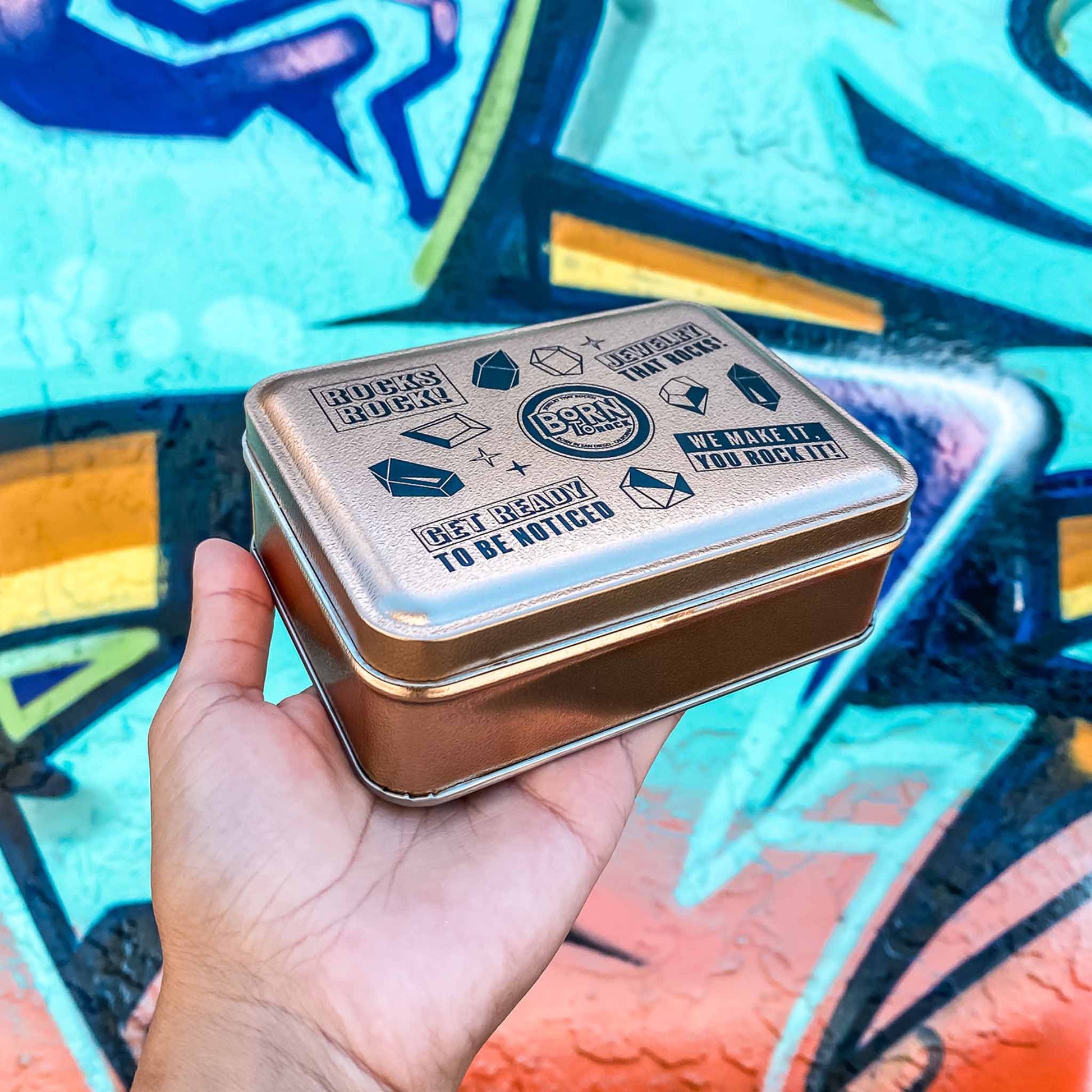 Give that extra sparkle to your gift with our elegant gold metallic finish tin can. These metal containers are perfect for storing your jewelry pouches, cards, souvenirs and more. Give that extra sparkle to your gift with our elegant gold metallic finish tin can. These metal containers are perfect for storing your jewelry pouches, cards, souvenirs and more. We care about offering a high quality and functional jewelry packaging that you can reuse and will last for a long time.