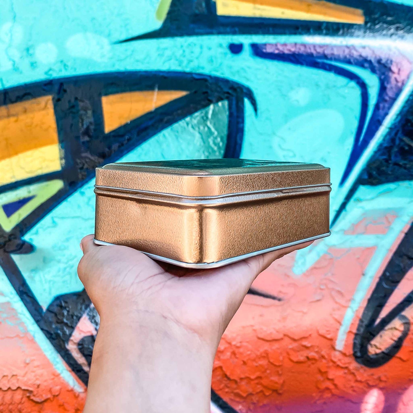 Give that extra sparkle to your gift with our elegant gold metallic finish tin can. These metal containers are perfect for storing your jewelry pouches, cards, souvenirs and more. Give that extra sparkle to your gift with our elegant gold metallic finish tin can. These metal containers are perfect for storing your jewelry pouches, cards, souvenirs and more. We care about offering a high quality and functional jewelry packaging that you can reuse and will last for a long time.
